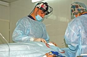 Пластический хирург Владислав Григорянц оперирует