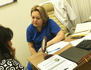 Анна Тваури консультирует пациентку