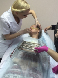 Пластический хирург Галина Хрущ проводит процедуру