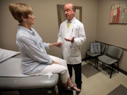 Пластический хирург Лу Адамс