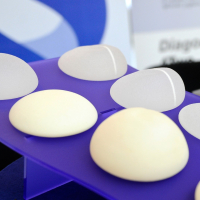 Как подобрать импланты для увеличивающей маммопластики?