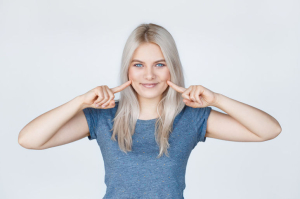 Удалив комки Биша, можно добиться эффекта изящных голливудских скул, даже если вы являетесь обладателем пухлых щек.