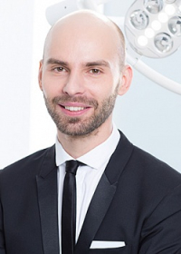 Пластический хирург Макс-Адам Шерер