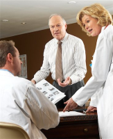 Пациент и пластический хирург