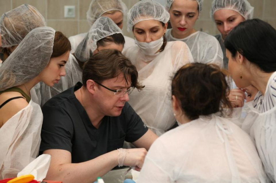 Пластический хирург Сергей Прокудин проводит мастер-класс