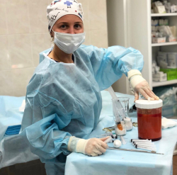 Пластический хирург Яна Кизюн проводит липофилинг