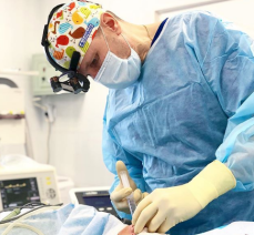 Пластический хирург Павел Куприн в операционной