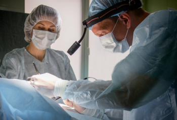 Пластический хирург Алексей Новожилов в операционной