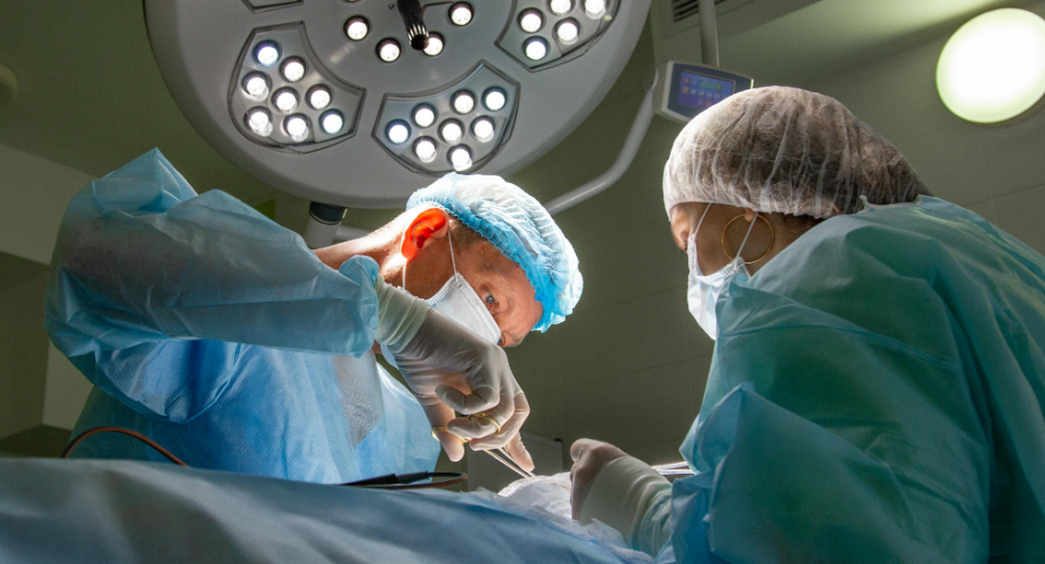 Пластический хирург Алексей Новожилов проводит операцию