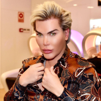 Живой Кен Родриго Алвес увеличил ягодицы за счет фейкового пресса