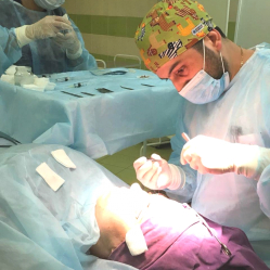 Пластический хирург Карен Пайтян проводит операцию