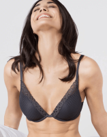 Женщина с маленьким размером груди