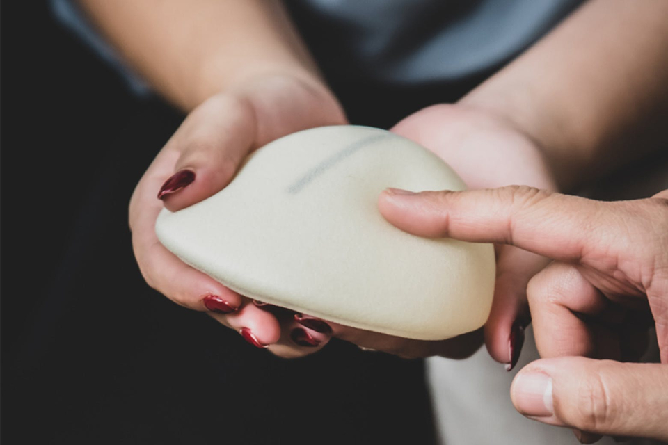 Почему появляется капсульная контрактура