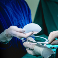 Капсульная контрактура и грудные имплантаты