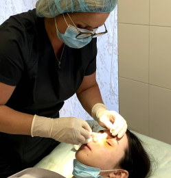 Пластический хирург Светлана Пшонкина с пациенткой после ринопластики