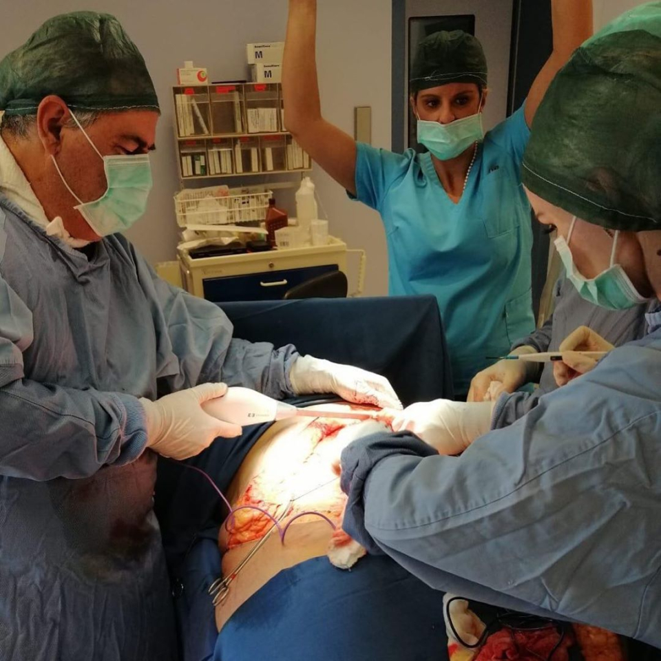 Пластический хирург Галина Хрущ проводит операцию