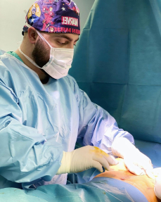 Пластический хирург Гукас Миракян проводит операцию