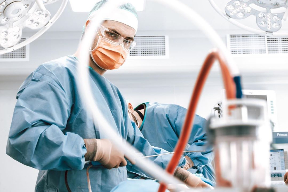 Пластический хирург Валерий Стайсупов выполняет операцию пациентку