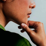 Китаянка после ринопластики осталась без части уха