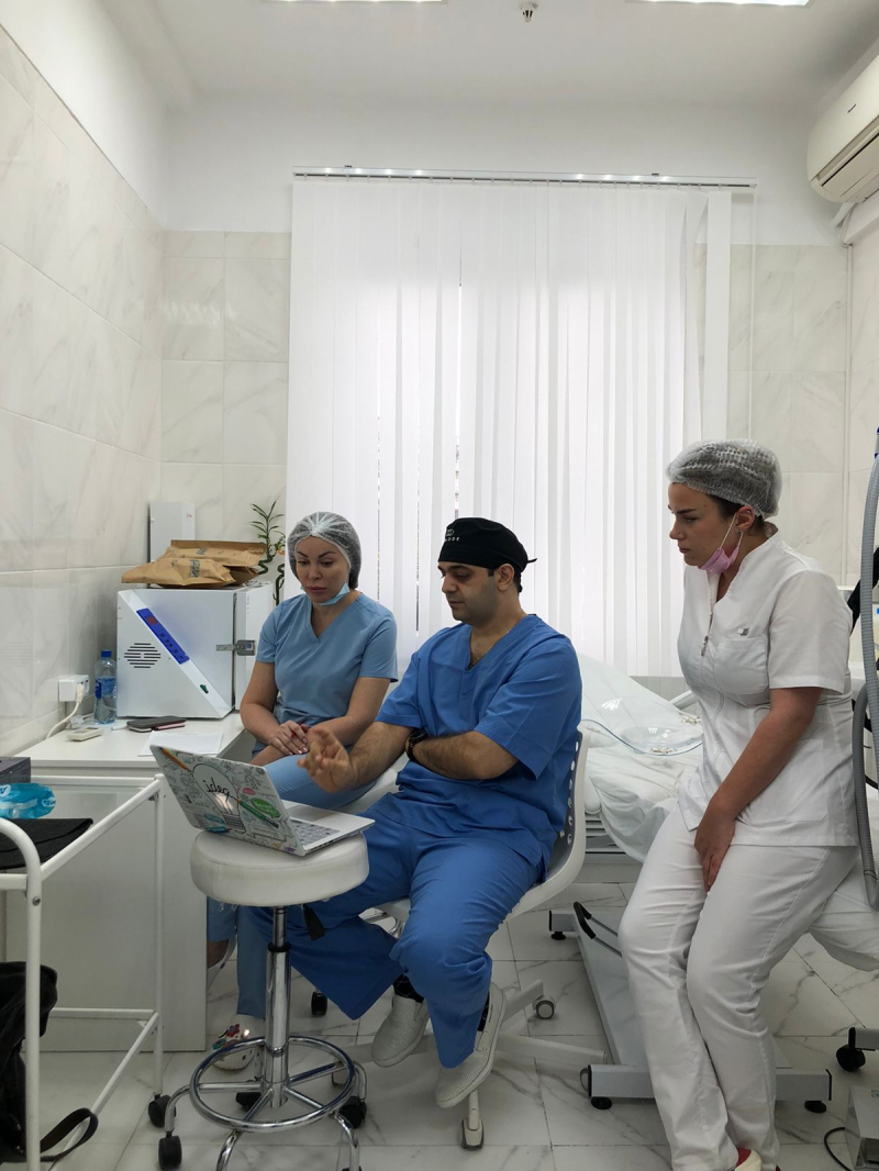 Пластический хирург Вардан Аршакян проводит мастер-класс по омолаживающим технологиям