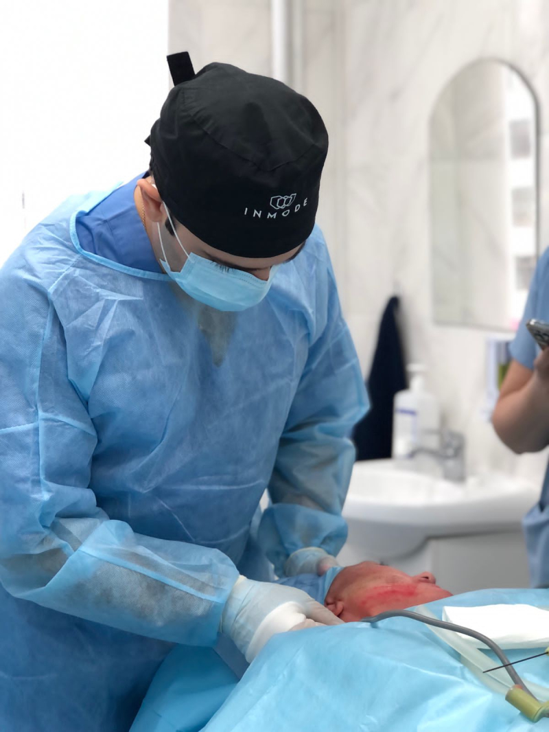 Пластический хирург Вардан Аршакян проводит мастер-класс для косметолога