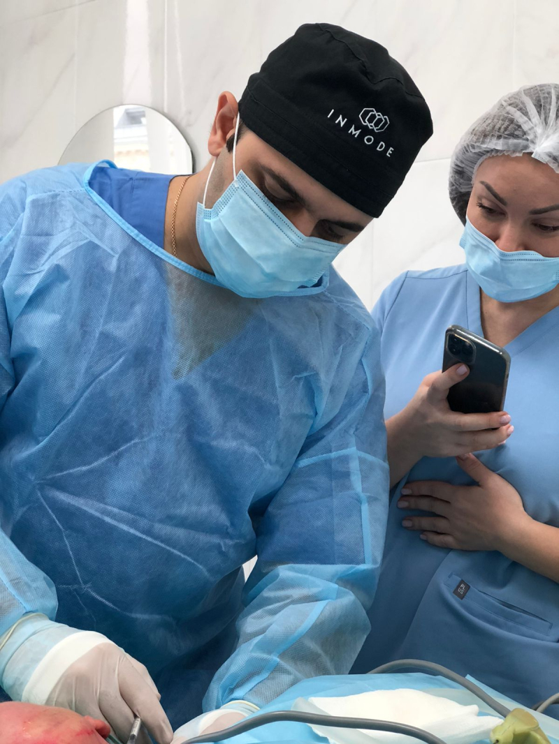 Пластический хирург Вардан Аршакян проводит мастер-класс по омоложению лица