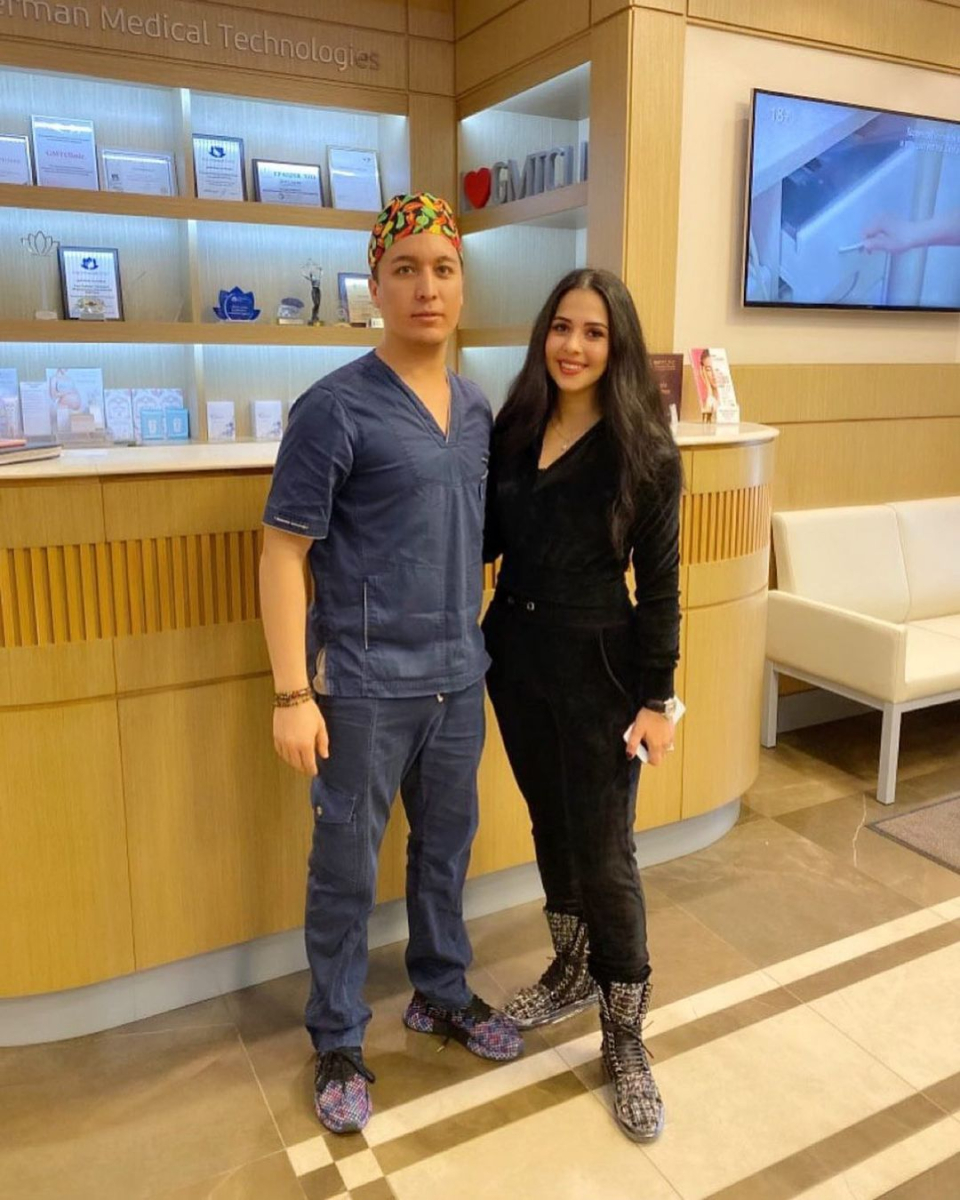 Пластический хирург Тимур Хайдаров с пациенткой