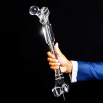 Сотрудники Amazon и Google делают операции, чтобы стать выше