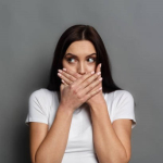 Африканка зашила рот ради пластической операции