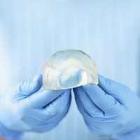 Причины, по которым люди удаляют грудные имплантаты