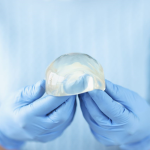 Причины, по которым люди удаляют грудные имплантаты