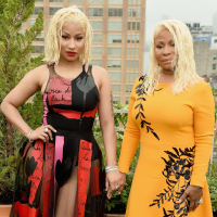 Мама Ники Минаж предлагает бесплатную пластику жертвам домашнего насилия