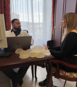 Пластический хирург Гукас Миракян с пациенткой