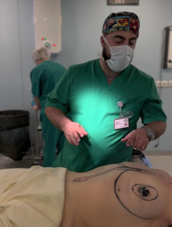 Пластический хирург Гукас Миракян выполняет увеличение груди