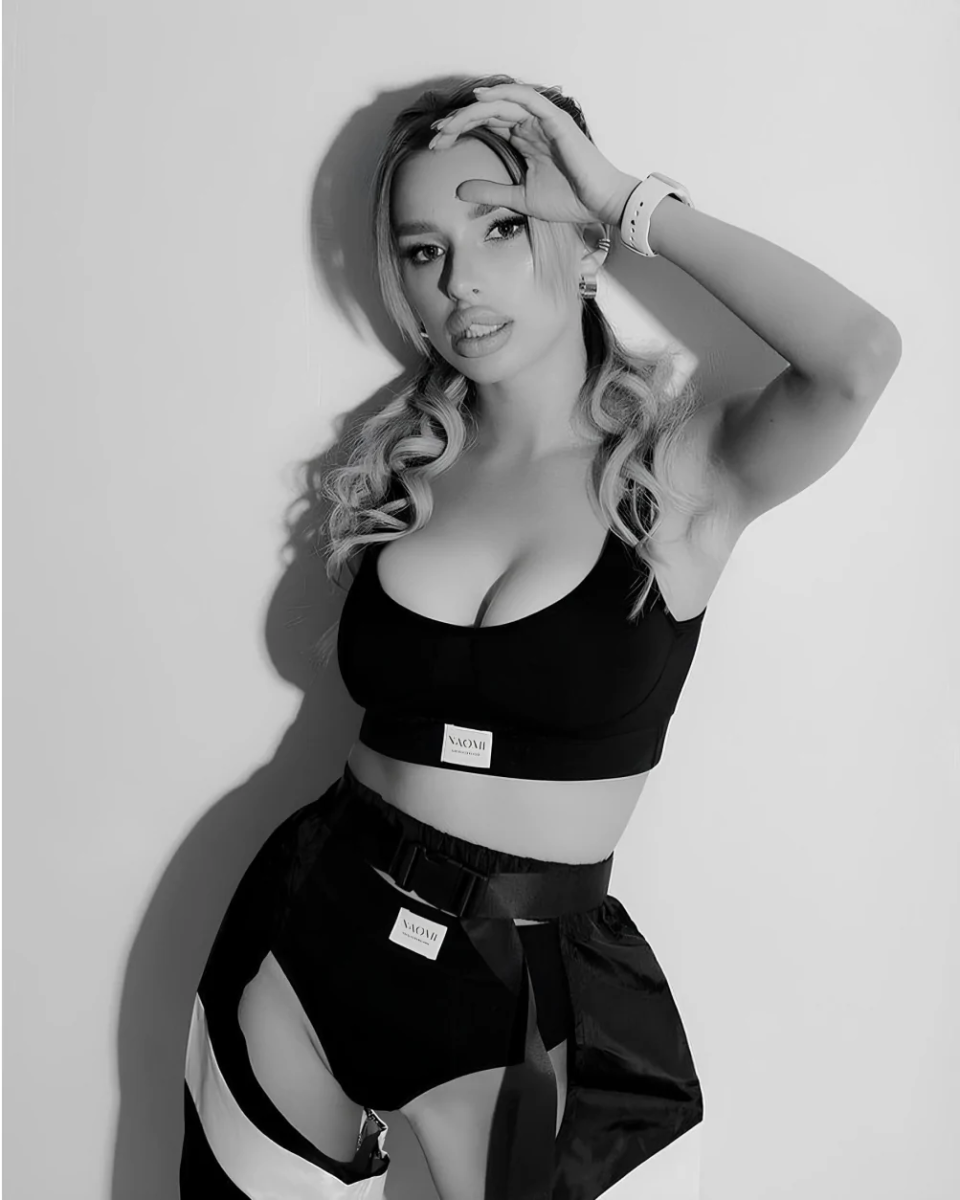 Пациентка пластического хирурга Гукаса Миракяна до и после увеличения груди