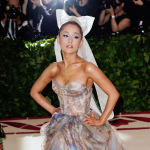 Ариана Гранде прослезилась, признавшись в контурной пластике губ