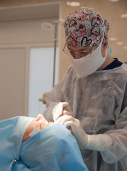 Пластический хирург Александр Панаетов выполняет блефаропластику