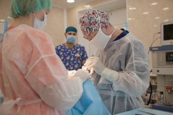 Пластический хирург Александр Панаетов проводит операцию