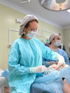 Пластический хирург Лилия Тимербулатова выполняет операцию