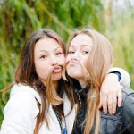 Одна из трех девушек считает, что от нее ждут пластической операции для предотвращения старения