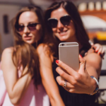 «Феномен селфи» влияет на увлечение пластическими операциями