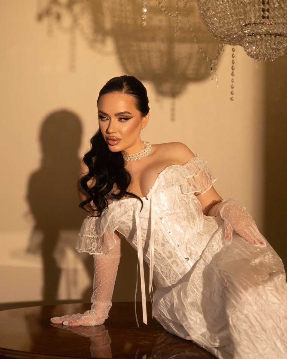 Пациентка пластического хирурга Гукаса Миракяна после увеличения груди имплантами. Фотоотзыв