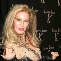 Скончалась печально известная «женщина-кошка»